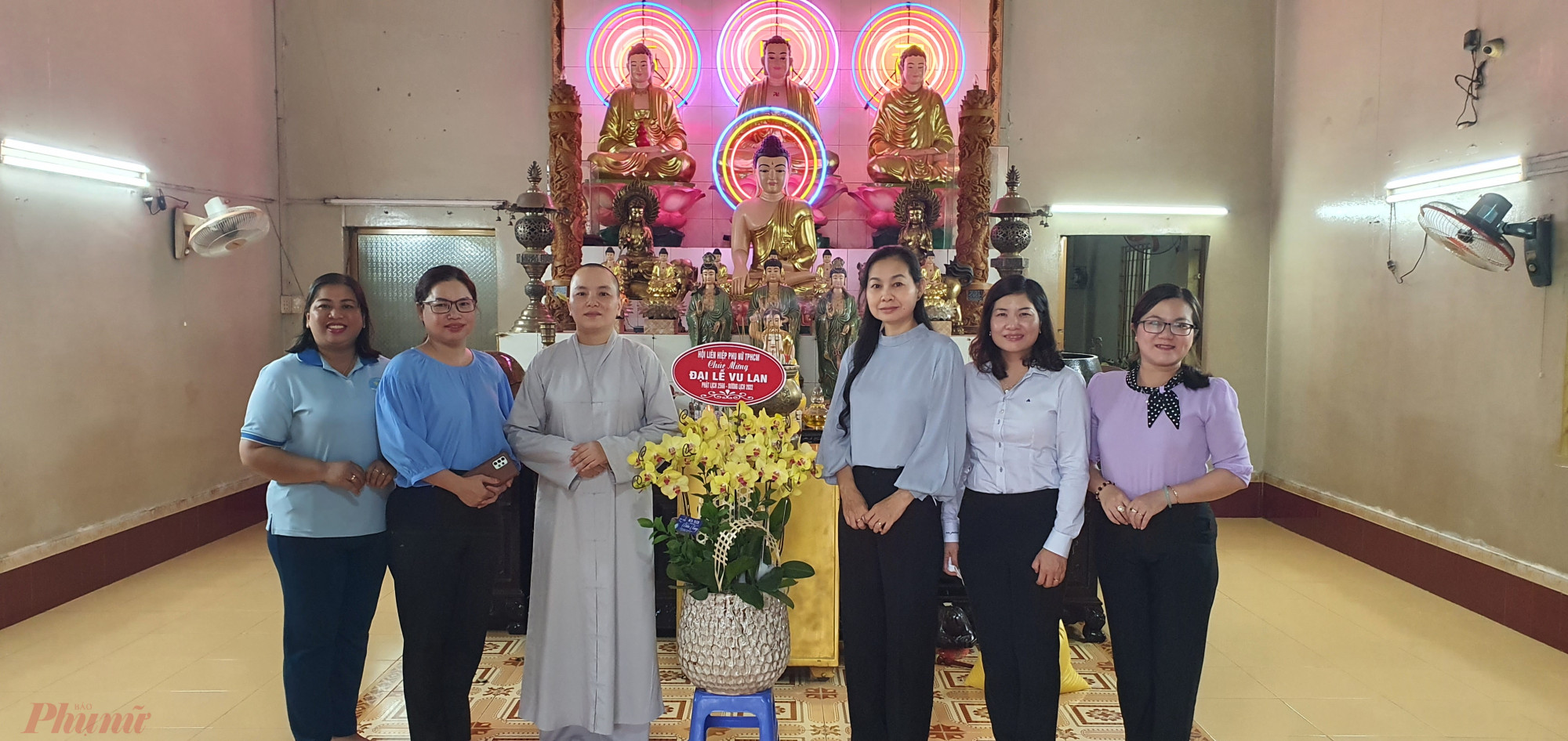 Đo&agrave;n đến thăm ch&ugrave;a L&acirc;m Quang, Q.8. Được biết, ch&ugrave;a L&acirc;m Quang hiện đang cưu mang hơn 100 cụ gi&agrave; v&agrave; 15 trẻ em cơ nhỡ. 