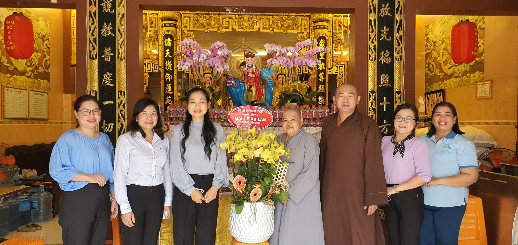 Đo&agrave;n đến thăm ch&ugrave;a Vạn Li&ecirc;n, ch&uacute;c mừng m&ugrave;a lễ vu lan, ch&uacute;c sức khỏe Thượng tọa Th&iacute;ch Lệ Quang - Trụ tr&igrave; ch&ugrave;a Vạn Li&ecirc;n v&agrave; Ni trưởng Th&iacute;ch Nữ Hiền Thủ. Dịp n&agrave;y, b&agrave; Ngọc Hoa gửi gắm, mong c&aacute;c sư thầy, ni sư sống tốt đời đẹp đạo, kết nối phật tử thực hiện c&aacute;c hoạt động an sinh nhất l&agrave; chăm lo cho trẻ em mồ c&ocirc;i, kh&oacute; khăn do ảnh hưởng của dịch bệnh COVID-19.
