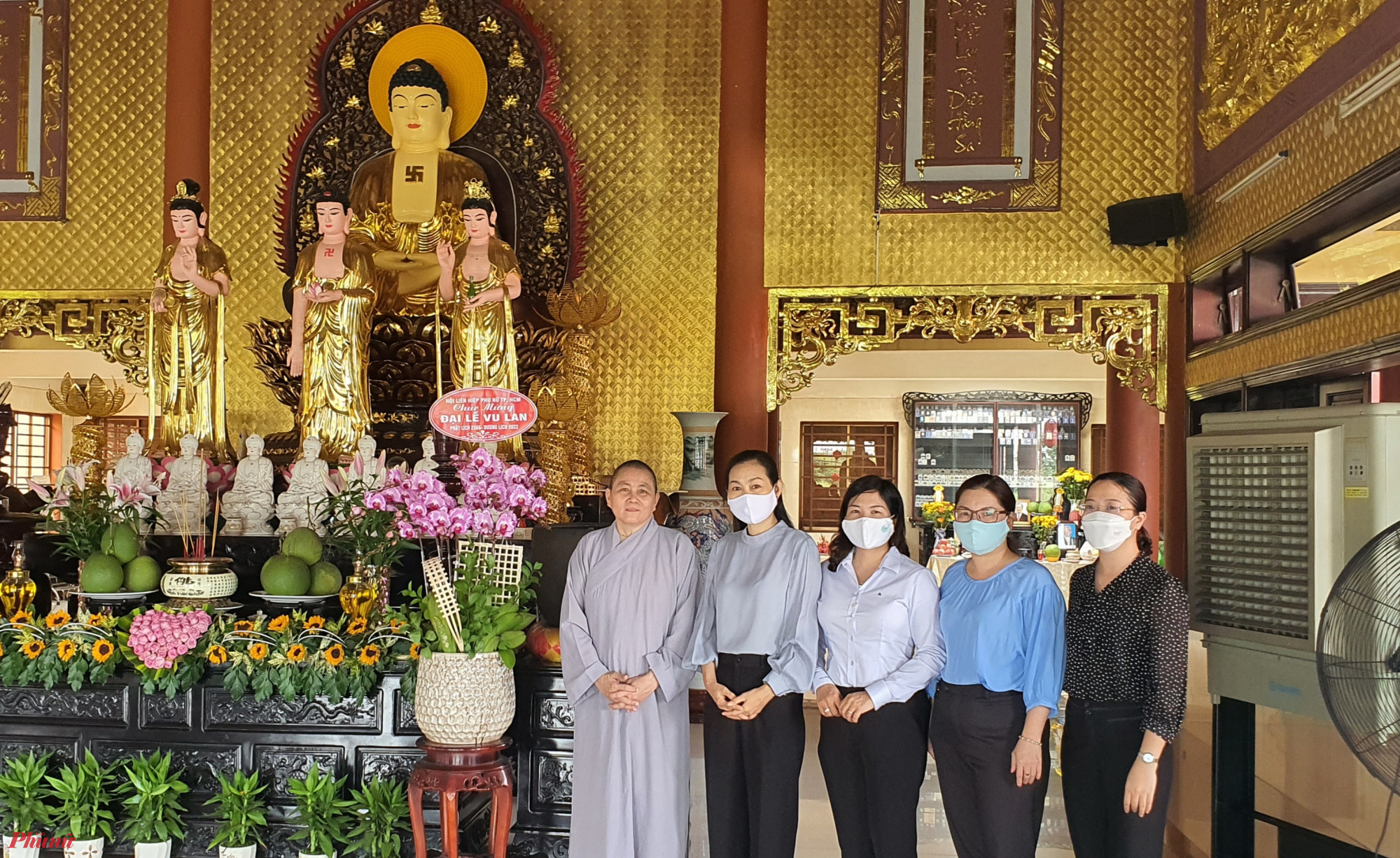 Đo&agrave;n Hội LHPN TPHCM đến thăm, ch&uacute;c mừng lễ Vu lan ch&ugrave;a B&igrave;nh An v&agrave; c&aacute;c sư c&ocirc;. Đo&agrave;n đ&atilde; đến thăm ch&ugrave;a B&igrave;nh An (Q.B&igrave;nh T&acirc;n), thăm hỏi sức khỏe Ni sư Th&iacute;ch nữ T&ugrave;ng T&iacute;n. Ngo&agrave;i tu tập, ch&ugrave;a B&igrave;nh An hiện đang cưu mang 42 người gi&agrave; v&agrave; 28 trẻ em cơ nhỡ, kh&ocirc;ng nơi nương tựa. Trong số 42 cụ gi&agrave;, c&oacute; khoảng 6 người sức khỏe yếu, kh&ocirc;ng c&ograve;n đi lại được. Mọi sinh hoạt phải dựa hết v&agrave;o sự chăm s&oacute;c c&aacute;c sư c&ocirc; v&agrave; c&aacute;c cụ b&agrave; trong c&ugrave;ng m&aacute;i ấm v&agrave; phật tử l&agrave;m c&ocirc;ng quả.