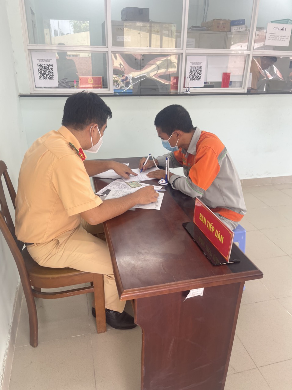 T&agrave;i xế N. l&agrave;m việc với CSGT.