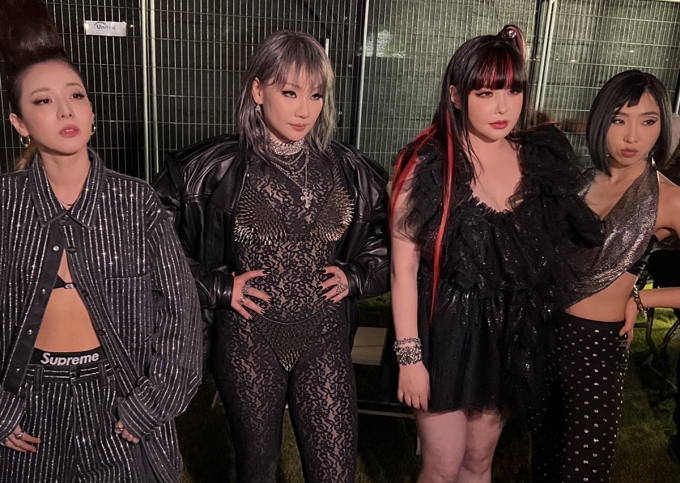 2NE1 khiến kh&aacute;n giả vỡ &ograve;a khi 4 th&agrave;nh vi&ecirc;n c&ugrave;ng nhau biểu diễn sau 7 năm.