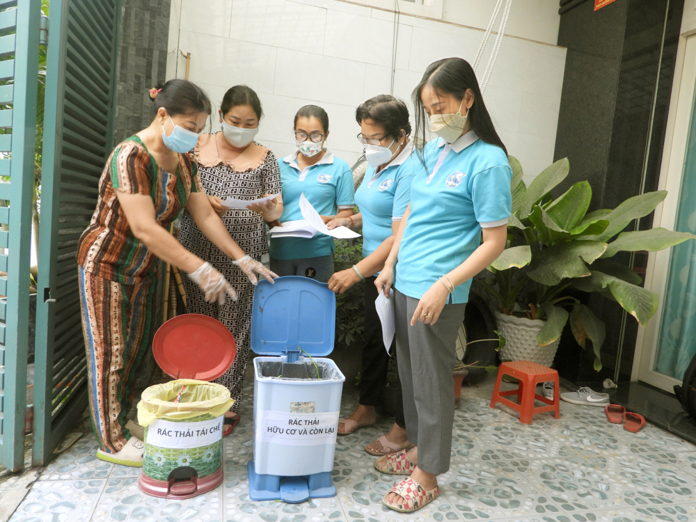 Một số khu vực ở TP.HCM người d&acirc;n đ&atilde; ph&acirc;n loại r&aacute;c tại nguồn nhưng chưa được hướng dẫn về thực hiện theo Nghị định 45 (trong ảnh: Hội LHPN P.7, Q.8 hướng dẫn người d&acirc;n ph&acirc;n loại r&aacute;c tại nh&agrave;) - ẢNH: PH&Ugrave;NG HUY