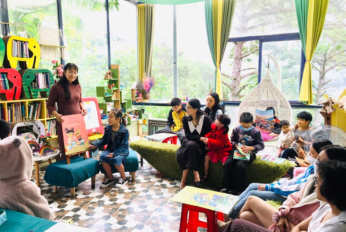 Thạc sĩ Vũ Thị Thanh T&acirc;m c&ugrave;ng c&aacute;c bạn nhỏ trong một buổi đọc  tại &ldquo;&Ocirc; cửa s&aacute;ch&rdquo; - ẢNH: FACEBOOK NH&Acirc;N VẬT