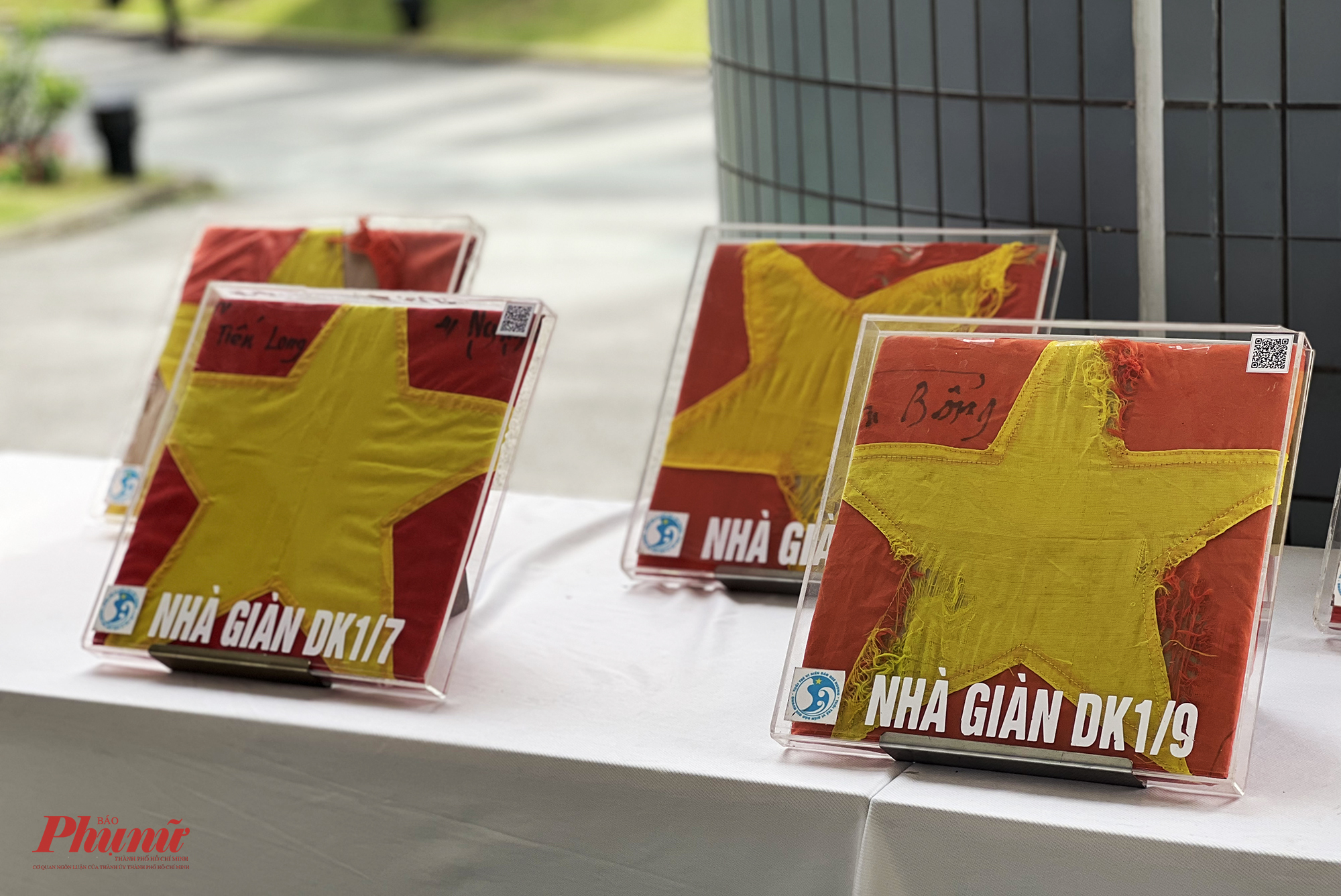 Tại triển l&atilde;m cũng c&oacute; kh&ocirc;ng gian để trưng b&agrave;y nhiều hiện vật về biển đảo, trong đ&oacute; c&oacute; c&aacute;c l&aacute; cờ tổ quốc được treo ở c&aacute;c nh&agrave; gi&agrave;n. 