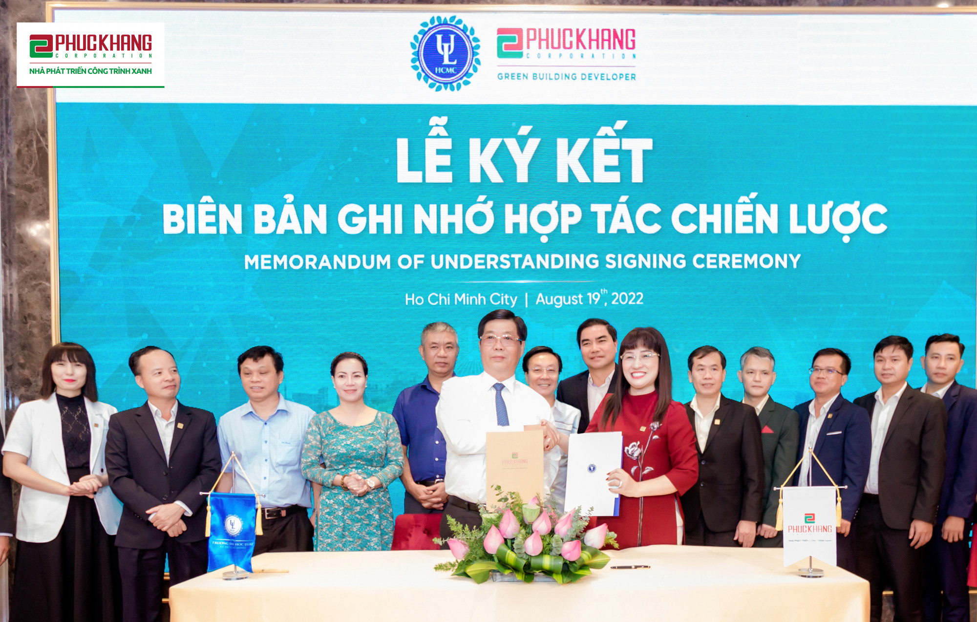 Đại diện Phuc Khang Corporation v&agrave; Trường ĐH Luật TPHCM k&yacute; kết Bi&ecirc;n bản ghi nhớ hợp t&aacute;c chiến lược - Ảnh: Phuc Khang Corporation