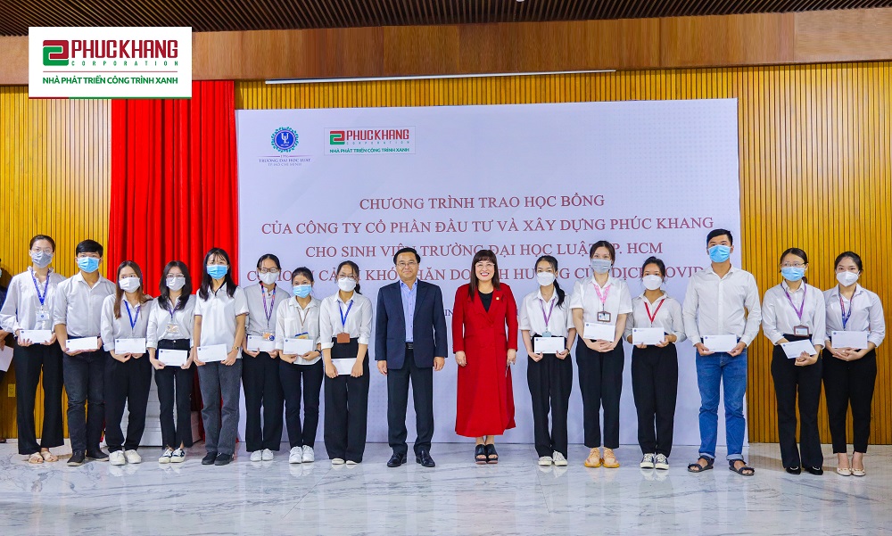 Phuc Khang Corporation trao tặng 100 suất học bổng cho c&aacute;c sinh vi&ecirc;n Trường ĐH Luật TPHCM - Ảnh: Phuc Khang Corporation