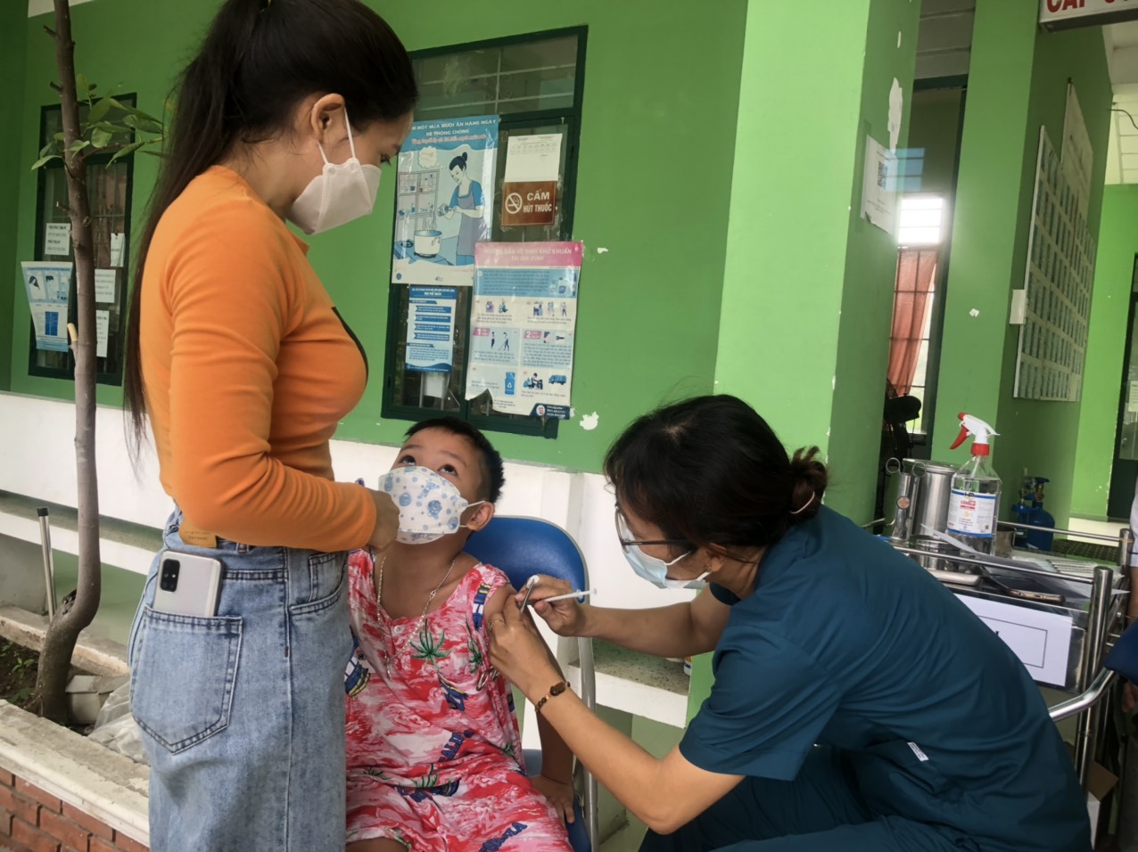 Phụ huynh đưa học sinh ti&ecirc;m vắc xin ph&ograve;ng COVID-19 tại TP. Nha Trang