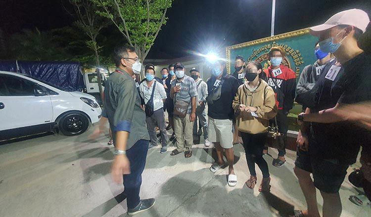 Một sĩ quan Nhập cư Campuchia tư vấn cho những người lao động nhập cư Indonesia sau khi họ được giải cứu khỏi c&aacute;c tổ chức lừa đảo.