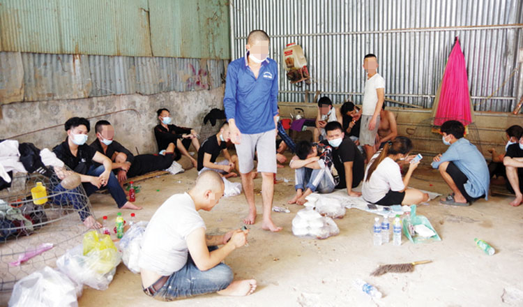 C&ocirc;ng d&acirc;n Việt Nam sau khi trốn lao động cưỡng bức ở một s&ograve;ng bạc tại tỉnh Kandal tập trung tại một đồn bi&ecirc;n ph&ograve;ng ở An Giang&nbsp;