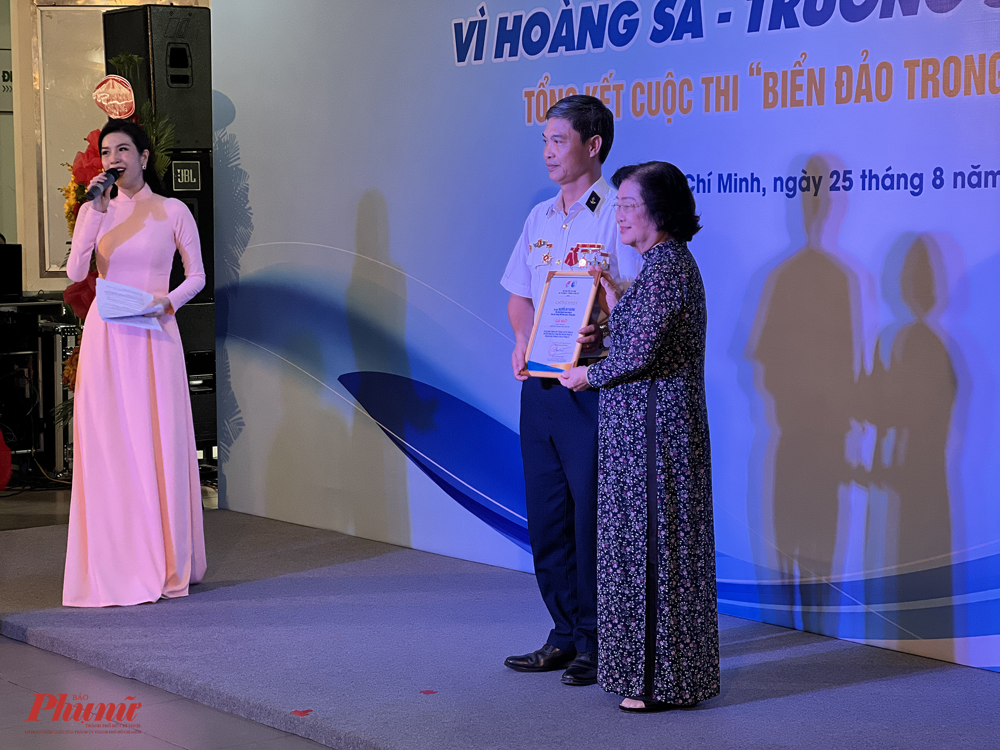 Ngo&agrave;i ra, BTC c&ograve;n tổ chức cuộc thi viết cảm nhận với chủ đề Biển, đảo trong tr&aacute;i tim t&ocirc;i. BTC nhận về 1.000 b&agrave;i dự thi của 800 t&aacute;c giả với c&aacute;c thể loại k&yacute;, ph&oacute;ng sự v&agrave; thơ. BTC trao giải Nhất cho t&aacute;c giả Nguyễn Duy Dương, đến từ tỉnh Nam Định, với loạt b&agrave;i k&yacute; về Trường Sa. Ngo&agrave;i ra, BTC c&ograve;n trao 2 giải nh&igrave;, 3 giải ba v&agrave; 12 giải khuyến kh&iacute;ch.