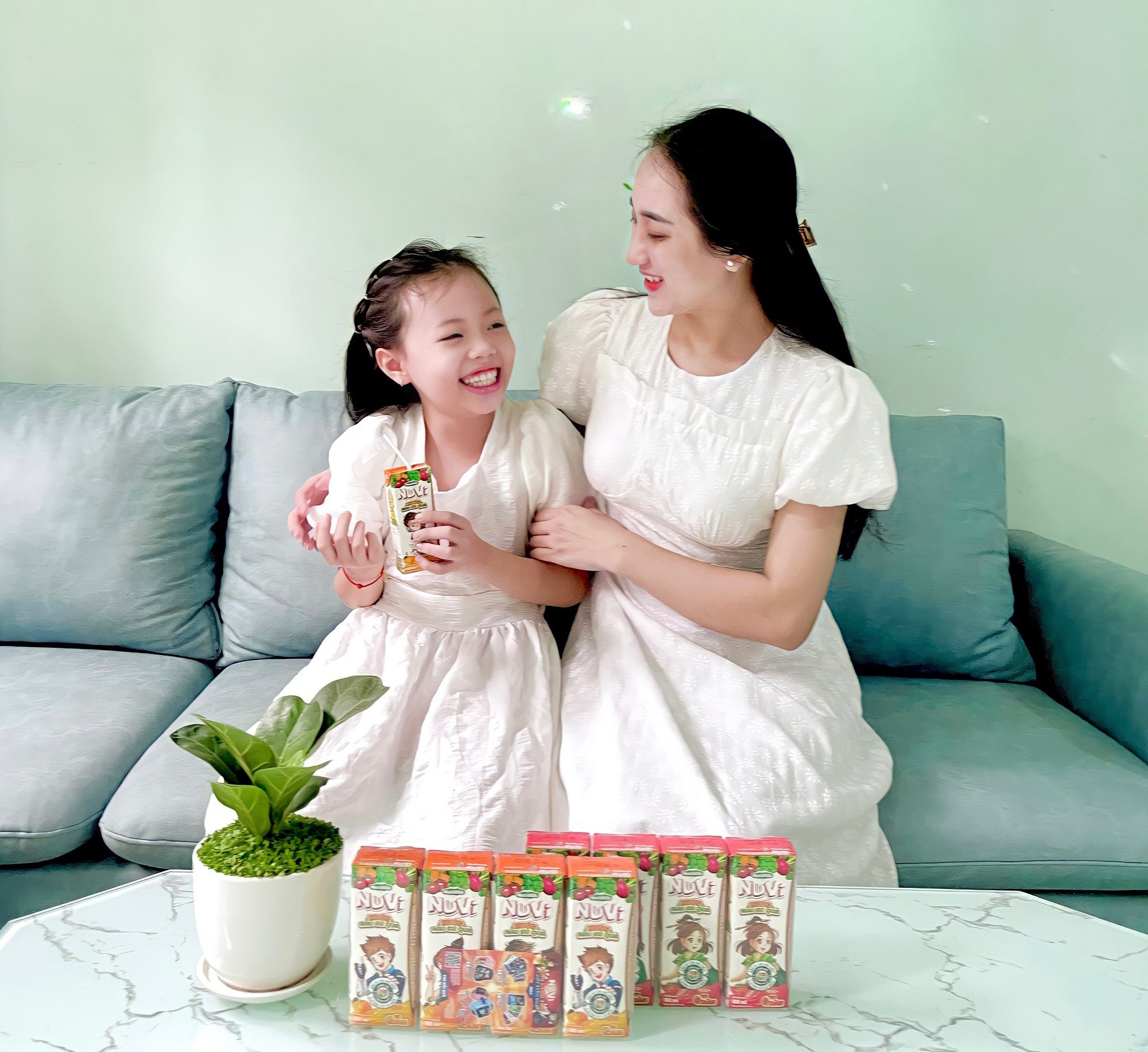 NuVi Nước rau củ quả kh&ocirc;ng chỉ chứa h&agrave;m lượng dưỡng chất tối ưu m&agrave; c&ograve;n mang hương vị tr&aacute;i c&acirc;y thơm ngon ph&ugrave; hợp với sở th&iacute;ch của trẻ - Ảnh: Nutifood