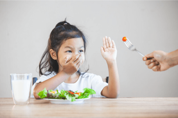 Hầu hết trẻ em đều kh&ocirc;ng th&iacute;ch, hay thậm ch&iacute; l&agrave; gh&eacute;t ăn rau - Ảnh minh họa từ Nutifood