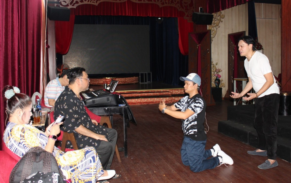 NSƯT Kim Tiểu Long tập trung trong mỗi cảnh tập.