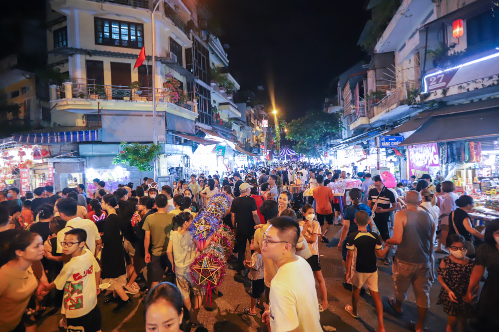 Những ng&agrave;y ng&agrave;y, phố H&agrave;ng M&atilde;, H&agrave;ng Lược&hellip;, kh&ocirc;ng kh&iacute; v&ocirc; c&ugrave;ng nhộn nhịp. H&agrave;ng ngh&igrave;n người chen nhau đến đ&acirc;y vui chơi, &ldquo;check in&rdquo; chụp ảnh, mua c&aacute;c m&oacute;n đồ chơi, đồ trang tr&iacute; cho dịp Tết Trung thu v&agrave; chơi dịp nghỉ lễ Quốc kh&aacute;nh.