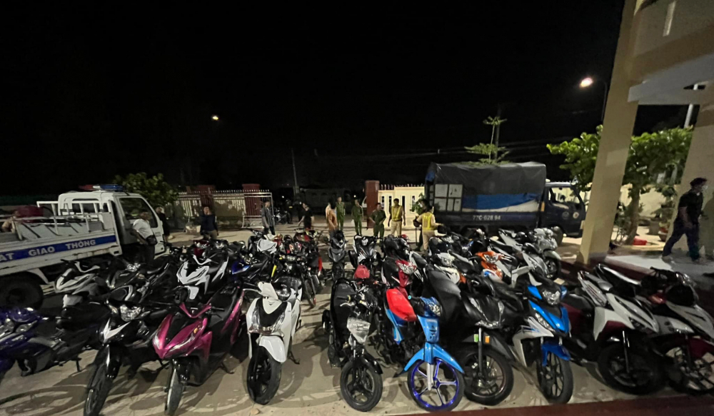 H&agrave;ng chục xe m&ocirc; t&ocirc; bị thu giữ