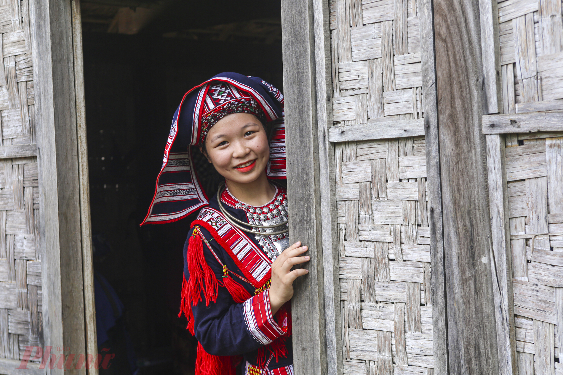 N&eacute;t duy&ecirc;n d&aacute;ng c&ugrave;ng trang phục sặc sỡ của những c&ocirc; g&aacute;i người Dao đỏ.