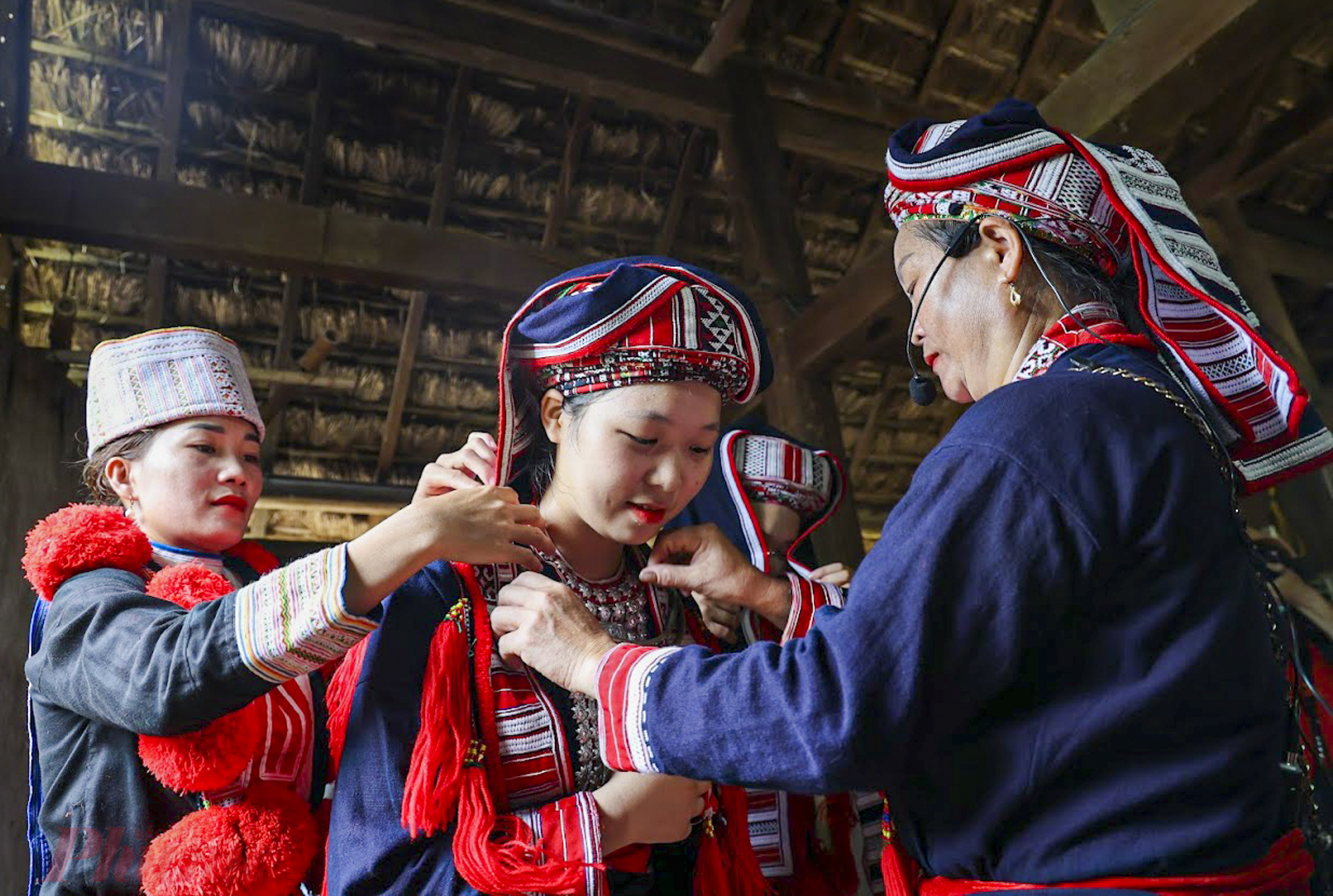 Mọi người sửa soạn cho ng&agrave;y trọng đại.