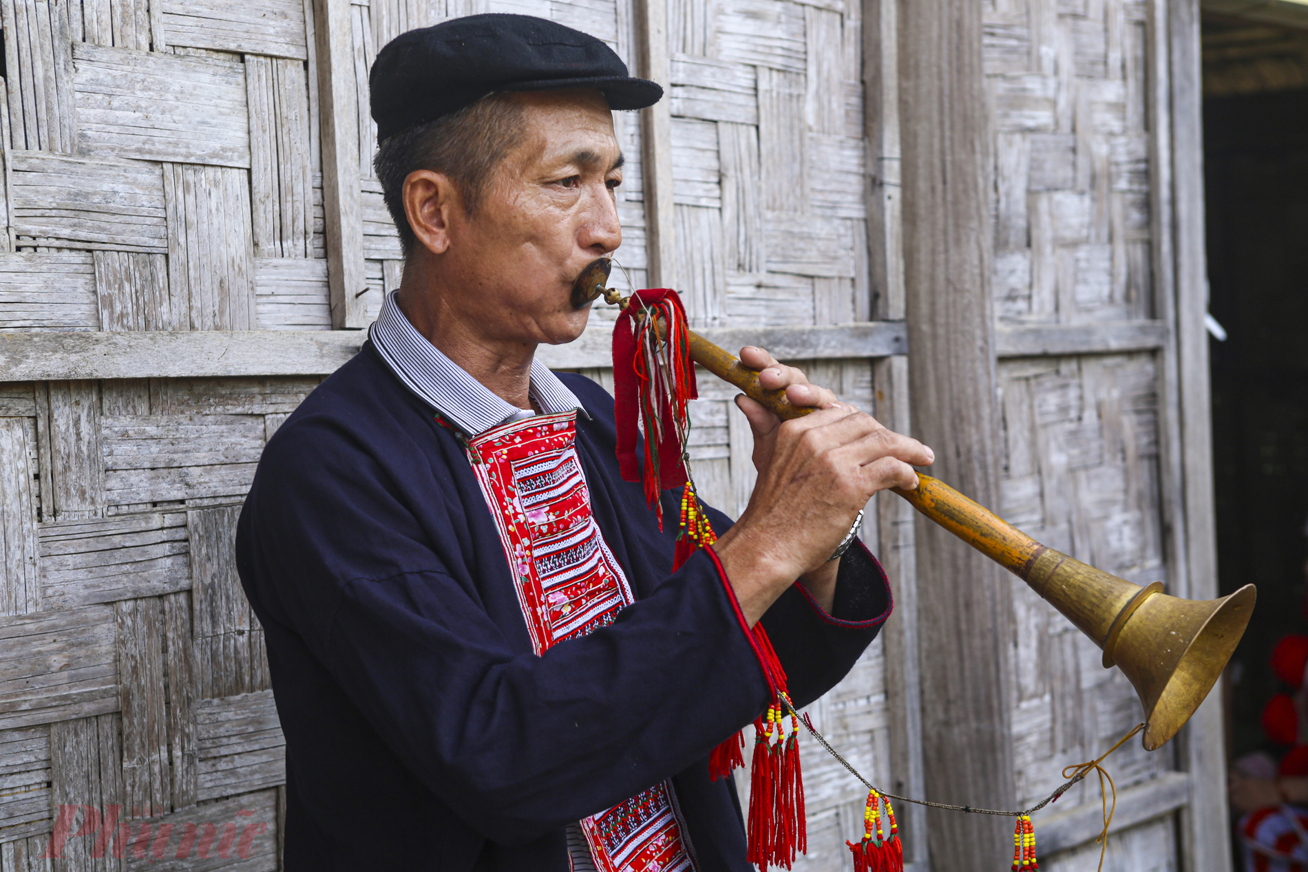 Nghi lễ đ&oacute;n d&acirc;u bắt đầu từ b&ecirc;n nh&agrave; trai với đo&agrave;n nhạc lễ của người Dao gồm k&egrave;n, trống, chi&ecirc;ng, chũm, chọe, thanh la sang nh&agrave; g&aacute;i xin d&acirc;u. Tr&ecirc;n đường đi qua c&aacute;c bản, người thổi k&egrave;n thổi c&aacute;c b&agrave;i ca ch&agrave;o bản, ch&agrave;o mường. 