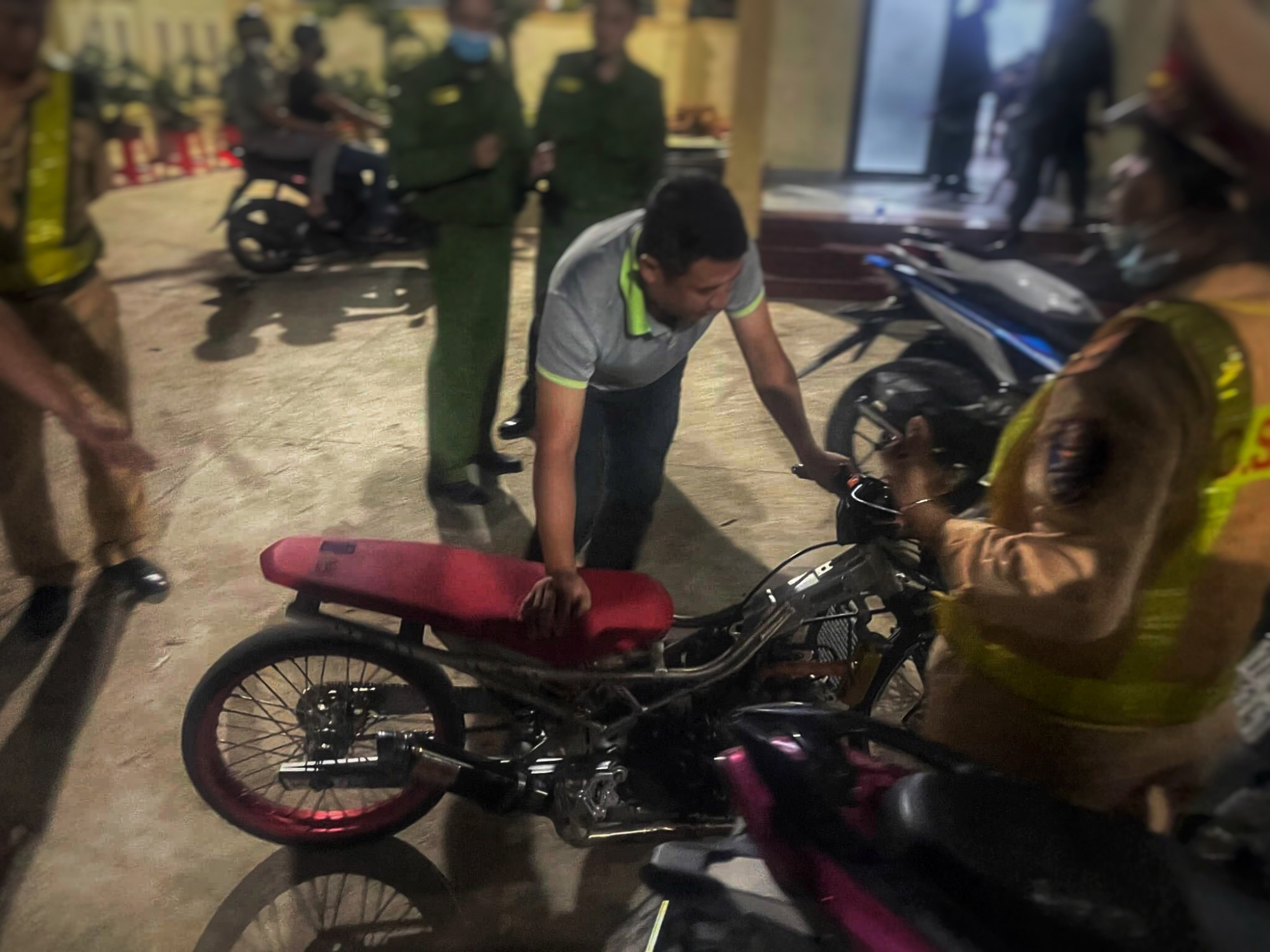   Xe độ chế bị cảnh s&aacute;t tạm giữ - ảnh D.T