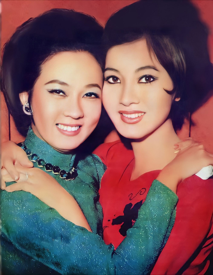 Nghệ sĩ Thẩm Th&uacute;y Hằng đứng c&ugrave;ng nghệ sĩ Thanh Nga. Cả hai từng l&agrave; những mỹ nh&acirc;n của l&agrave;ng nghệ thuật.