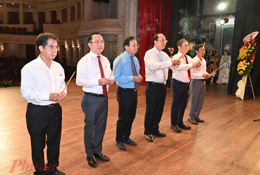 L&atilde;nh đạo TPHCM d&acirc;ng hương tưởng nhớ người c&oacute; c&ocirc;ng khai s&aacute;ng nền s&acirc;n khấu nước nh&agrave;.