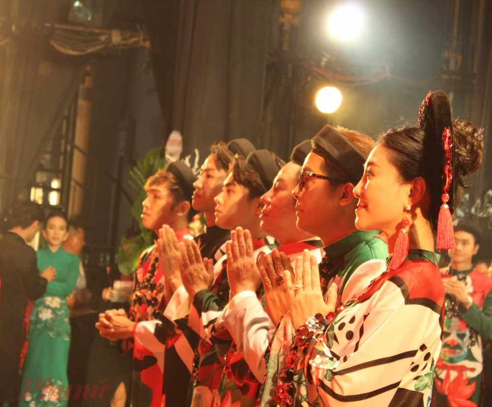 C&aacute;c nghệ sĩ th&agrave;nh t&acirc;m khấn nguyện.