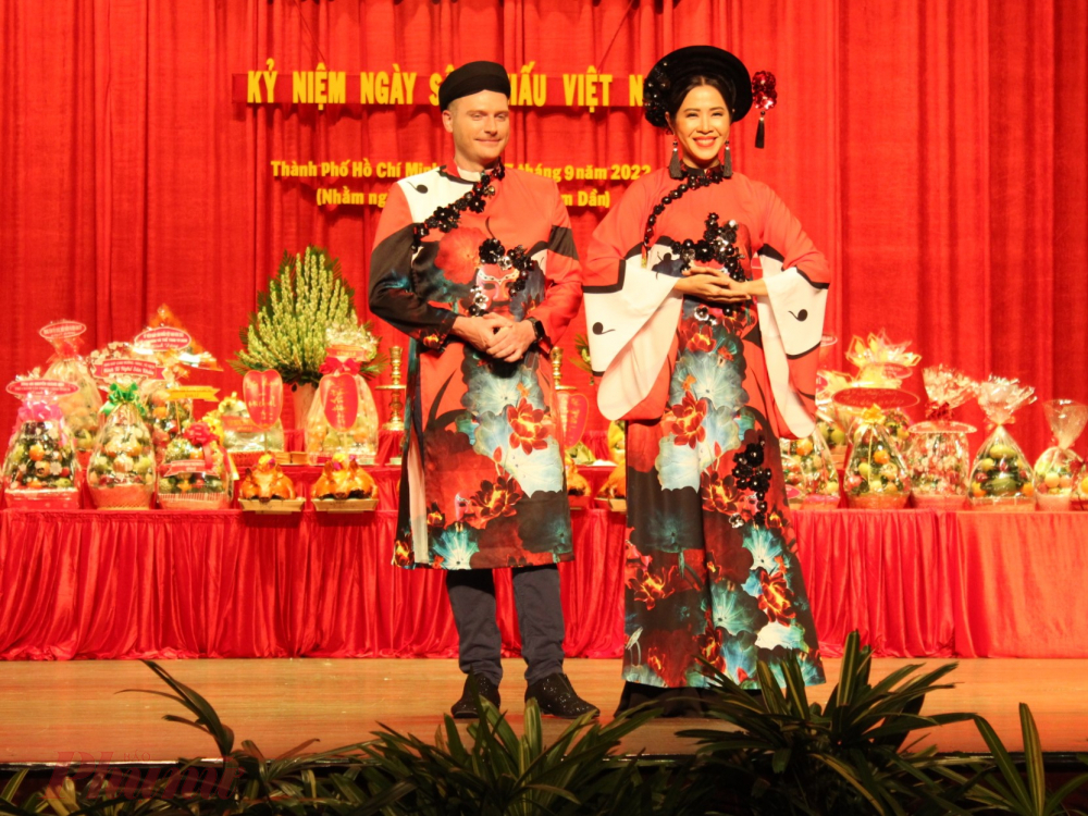 Bộ sưu tập &aacute;o d&agrave;i Mặt nạ tuồng - S&acirc;n khấu Việt của nh&agrave; thiết kế Lưu Việt H&ugrave;ng g&acirc;y ấn tượng với kh&aacute;n giả.