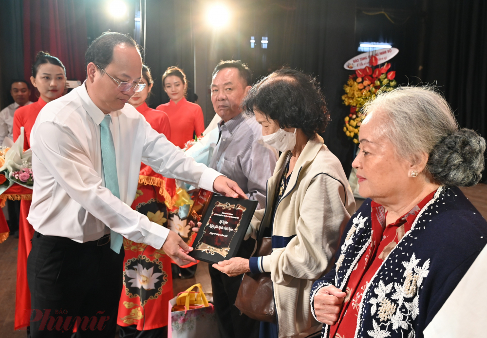 Ph&oacute; b&iacute; thư Th&agrave;nh ủy TPHCM Nguyễn Hồ Hải trao tặng kỷ niệm chương cho c&aacute;c nghệ sĩ l&atilde;o th&agrave;nh.