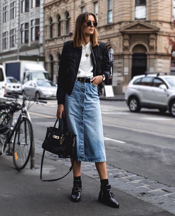 Xu hướng ch&acirc;n v&aacute;y denim d&aacute;ng d&agrave;i cũng được nhiều qu&yacute; c&ocirc; s&agrave;nh y&ecirc;u th&iacute;ch mỗi dịp thu đ&ocirc;ng. Bạn c&oacute; thể kết hợp item n&agrave;y với &aacute;o thun đơn sắc b&ecirc;n trong, kho&aacute;c ngo&agrave;i chiếc &aacute;o bomber, đi k&egrave;m boots da l&agrave; c&oacute; ngay bộ c&aacute;nh chất lừ.