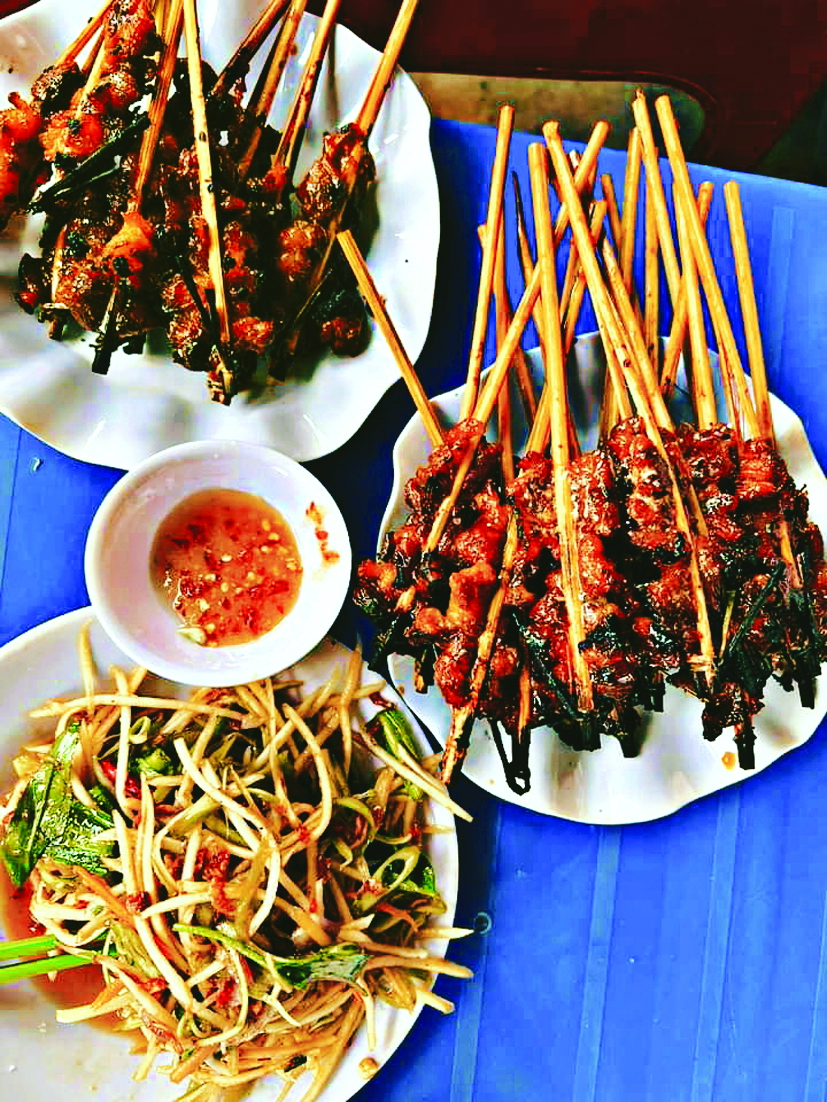 Những qu&aacute;n đu đủ đ&acirc;m ở Tri T&ocirc;n (An Giang) thường c&oacute;  th&ecirc;m m&oacute;n b&ograve; nướng