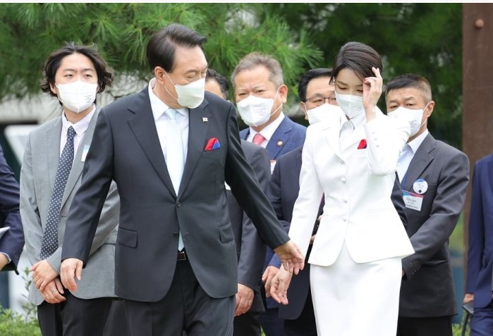 Đệ nhất phu nh&acirc;n Kim Keon-hee, b&ecirc;n phải, dự lễ kỷ niệm Ng&agrave;y Giải ph&oacute;ng Quốc gia lần thứ 77 c&ugrave;ng chồng l&agrave; Tổng thống Yoon Suk-yeol tại văn ph&ograve;ng tổng thống ở Seoul, ng&agrave;y 15 th&aacute;ng 8. Ảnh Korea Times của Seo Jae-hoon