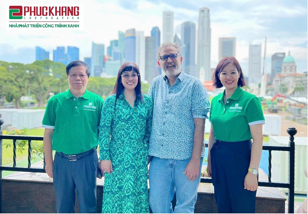 CEO xanh Lưu Thị Thanh Mẫu (thứ 2 từ tr&aacute;i sang) c&ugrave;ng PGS.TS Nirmal Kishnani nguy&ecirc;n Trưởng khoa Kiến tr&uacute;c v&agrave; M&ocirc;i trường Trường đại học Quốc gia Singapore, c&ugrave;ng c&aacute;c chuy&ecirc;n gia trong dịp tham dự IBEW 5-8/9/2022 tại Singapore - Ảnh: Phuc Khang Corporation