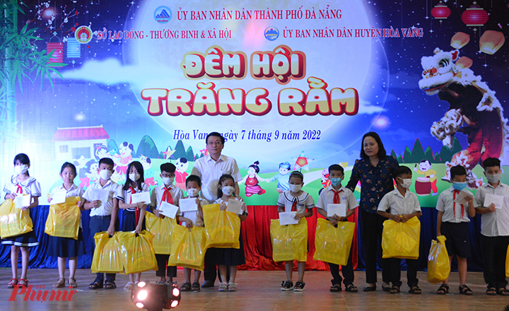 Sở LĐTBXH Đ&agrave; Nẵng phối hợp với UBND huyện H&ograve;a Vang tổ chức đ&ecirc;m hội trung thu v&agrave; tặng qu&agrave; cho 300 trẻ em c&oacute; ho&agrave;n cảnh kh&oacute; khăn