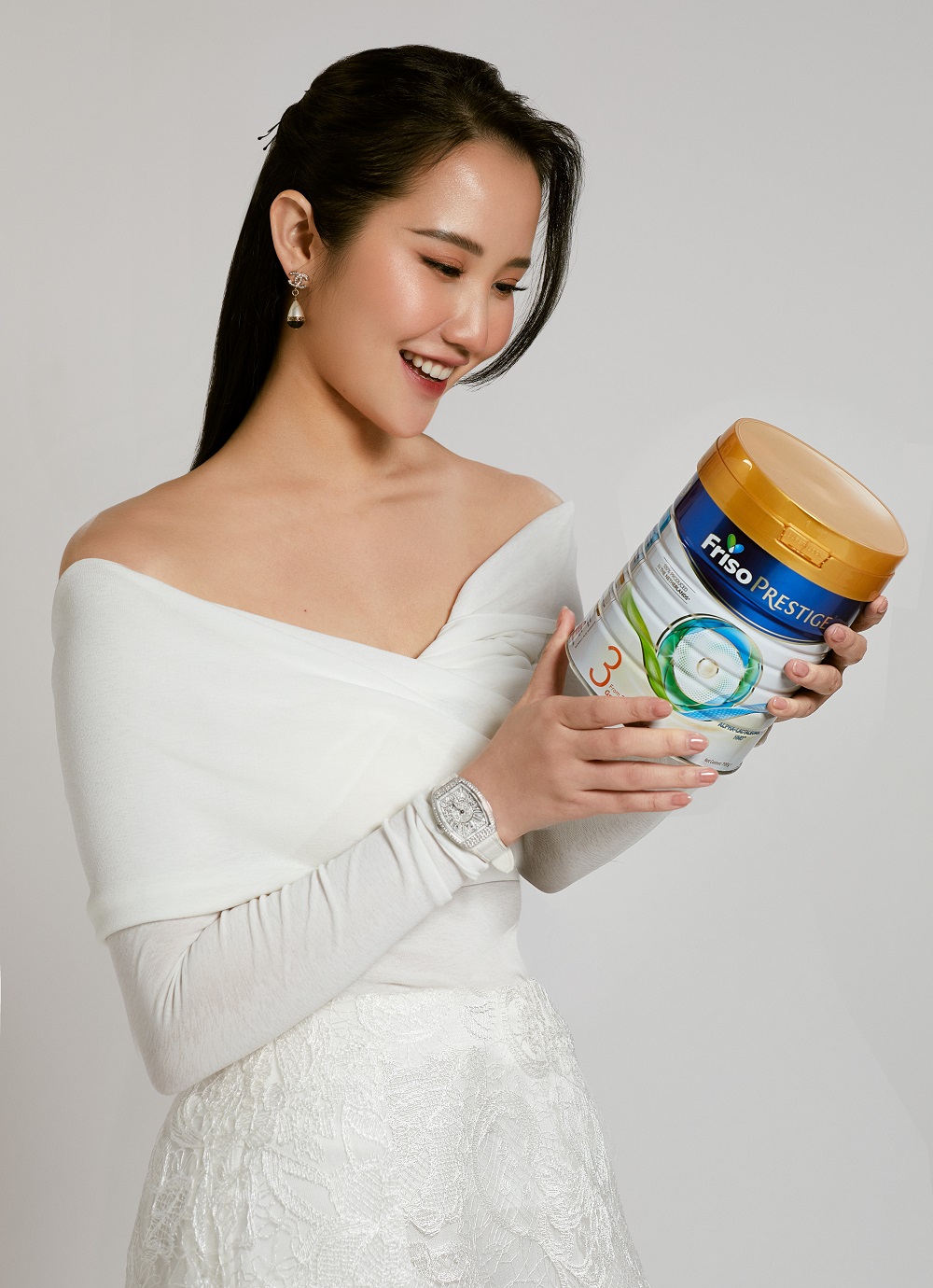 Primmy Trương h&agrave;o hứng t&igrave;m hiểu &ldquo;Lớp sữa v&agrave;ng tăng cường miễn dịch&rdquo; qu&yacute; gi&aacute; để hỗ trợ to&agrave;n diện cơ chế miễn dịch cho con y&ecirc;u - Ảnh: Friso