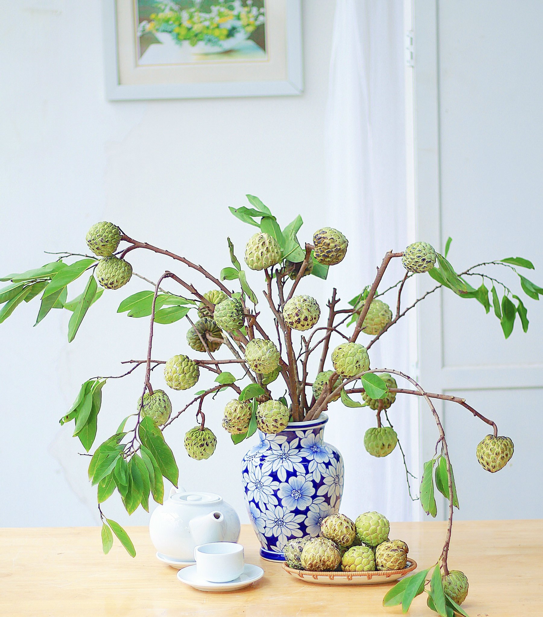 C&agrave;nh m&atilde;ng cầu (na) cũng được sử dụng để cắm b&igrave;nh. Ảnh: tiệm Hoa theo m&ugrave;a