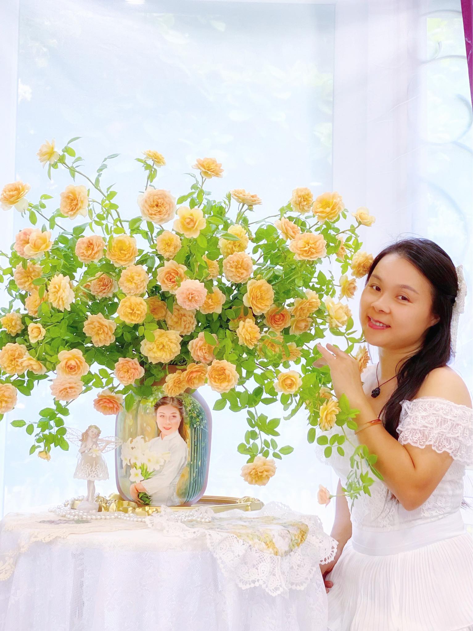 Chị Ngọc Phương - gi&aacute;o vi&ecirc;n Văn trường THPT chuy&ecirc;n Amsterdam H&agrave; Nội - chủ nh&acirc;n những b&igrave;nh cắm c&agrave;nh quả g&acirc;y sốt gần đ&acirc;y