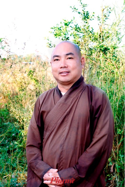 Ch&acirc;n dung họa sĩ H&agrave; H&ugrave;ng (tu sĩ Th&iacute;ch Hoằng To&agrave;n)