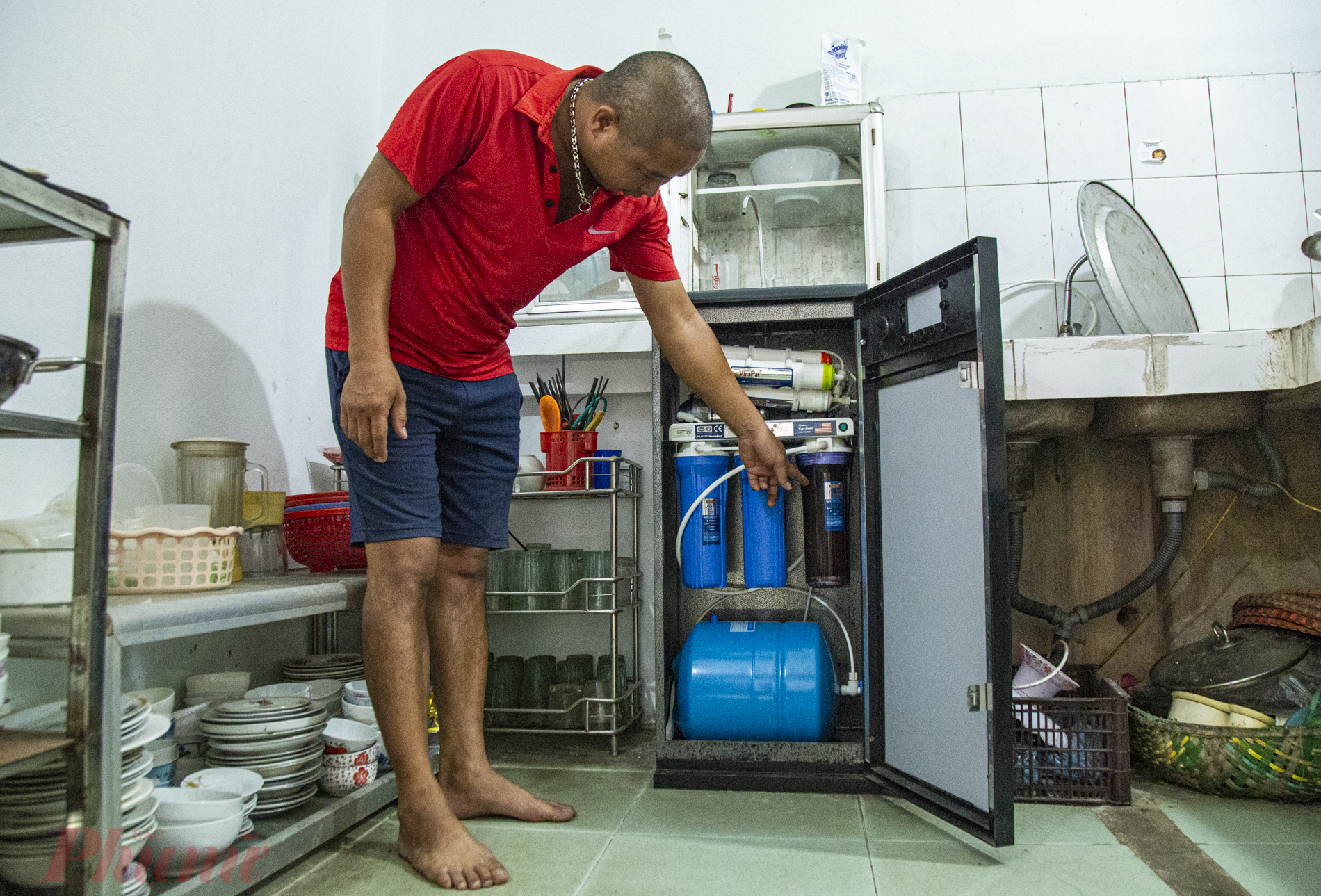 Anh B&igrave;nh cho ch&uacute;ng t&ocirc;i xem chiếcl&otilde;i lọc mới thay được 1 tuần m&agrave; đ&atilde; đen kịt của nh&agrave; lọc của nh&agrave; m&igrave;nh.