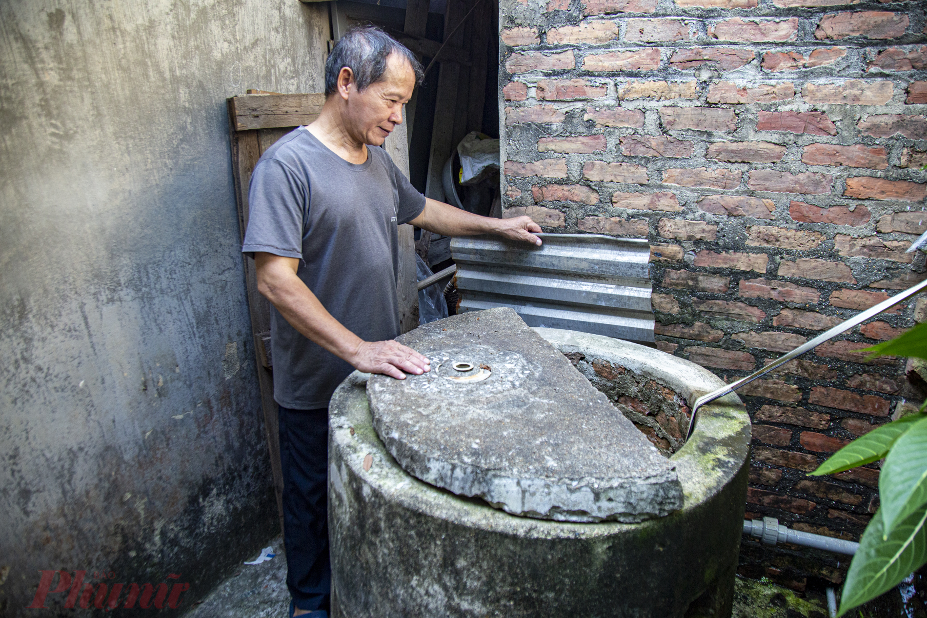 &Ocirc;ng Hưởng mở nắp chiếc giếng khơi, &ocirc;ng cho biết: m&ugrave;a n&agrave;y nhiều mưa n&ecirc;n chiếc giếng khơi n&agrave;y c&oacute; nước, nhưng chỉ cần sang th&aacute;ng 11 nước bắt đầu cạn dần, đến th&aacute;ng 12 th&igrave; chẳng c&ograve;n lấy 1 giọt.