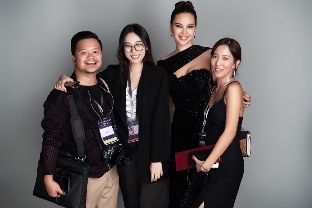 Ban Mai (thứ hai từ tr&aacute;i sang) l&agrave;m th&ocirc;ng dịch vi&ecirc;n cho hoa hậu Catriona Gray trong chuyến c&ocirc;ng t&aacute;c tại Việt Nam hồi th&aacute;ng 6 vừa qua