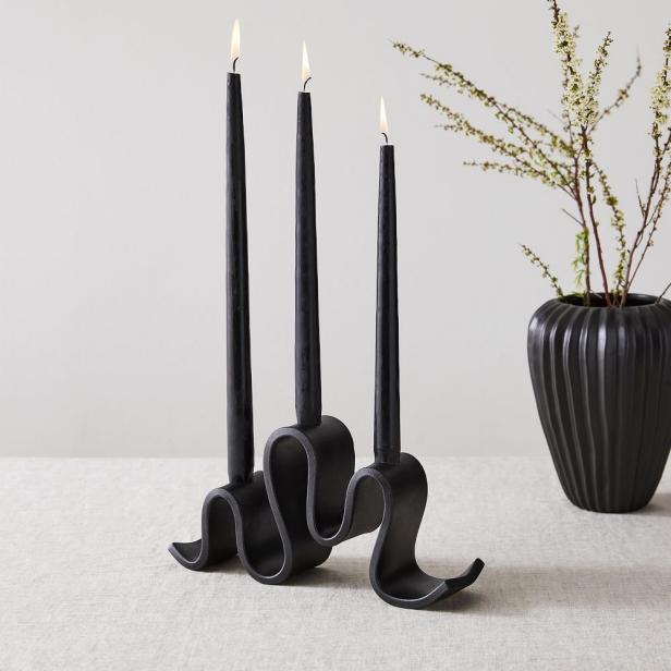 Ruffles + Waves Đồ nội thất cong kh&ocirc;ng phải l&agrave; xu hướng thiết kế duy nhất c&oacute; tư duy b&ecirc;n ngo&agrave;i hộp. Những chiếc b&aacute;t c&oacute; điểm nhấn x&ugrave; x&igrave; v&agrave; những đồ vật tr&ecirc;n mặt b&agrave;n (như ch&acirc;n đ&egrave;n b&ecirc;n dưới) đang xuất hiện v&agrave;o m&ugrave;a thu n&agrave;y, v&agrave; điều n&agrave;y chỉ l&agrave;: ch&uacute;ng t&ocirc;i ở đ&acirc;y v&igrave; điều đ&oacute;. Những h&igrave;nh b&oacute;ng đầy tinh thần tự do gợi nhớ đến những năm 70 v&agrave; th&ecirc;m một yếu tố kỳ qu&aacute;i v&agrave;o bất kỳ thiết kế gi&aacute; s&aacute;ch, b&agrave;n l&agrave;m việc hoặc cảnh b&agrave;n n&agrave;o.