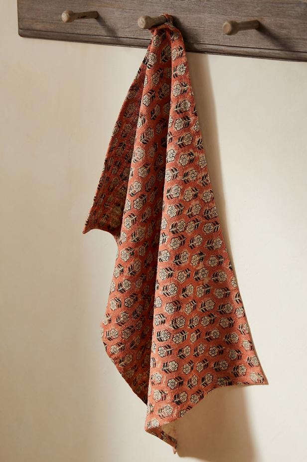Cottagecore Florals Hoa cho m&ugrave;a thu? Bạn c&oacute; thể cảm ơn thẩm mỹ cottagecore của TikTok cho xu hướng đột ph&aacute; n&agrave;y. Xu hướng n&agrave;y vẫn đ&uacute;ng với nguồn gốc của n&oacute; với c&aacute;c bản in hoa trang nh&atilde;, c&aacute;c bản in c&oacute; tem v&agrave; c&aacute;c loại vải dệt hữu cơ nhưng n&oacute; sẽ c&oacute; một c&aacute;i nh&igrave;n mới, đầy t&acirc;m trạng cho m&ugrave;a thu với c&aacute;c đường m&agrave;u s&acirc;u, b&atilde;o h&ograve;a ph&ugrave; hợp với m&ugrave;a. H&atilde;y tận hưởng kh&ocirc;ng kh&iacute; ấm &aacute;p như ở nh&agrave; với khăn ăn m&agrave;u hoa l&aacute; m&ugrave;a thu, khăn tắm, vỏ gối hoặc khăn trải giường.
