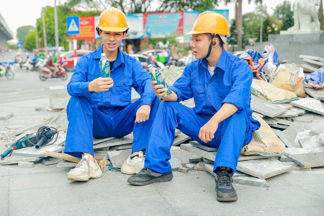 Bổ sung thức uống b&ugrave; nước b&ugrave; kho&aacute;ng sau vận động gi&uacute;p cơ thể duy tr&igrave; sự bền bỉ li&ecirc;n tục - Ảnh: THP
