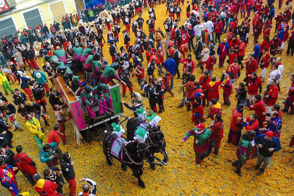 Lễ hội h&oacute;a trang Ivrea, Ivrea, &Yacute; Một lễ hội theo chủ đề tr&aacute;i c&acirc;y kh&aacute;c l&agrave; Carnival of Ivrea , diễn ra v&agrave;o Chủ Nhật-Thứ Ba trước M&ugrave;a Chay. Lễ hội h&oacute;a trang đầu ti&ecirc;n diễn ra v&agrave;o năm 1808 để kỷ niệm trận chiến giữa Ivrea v&agrave; Qu&acirc;n đội Ho&agrave;ng gia Napol&eacute;on. Khoảng 227 tấn cam được n&eacute;m ra thể hiện sự tự do của thị trấn miền bắc nước &Yacute;. N&oacute; c&ograve;n được gọi l&agrave; Trận chiến của những quả cam.