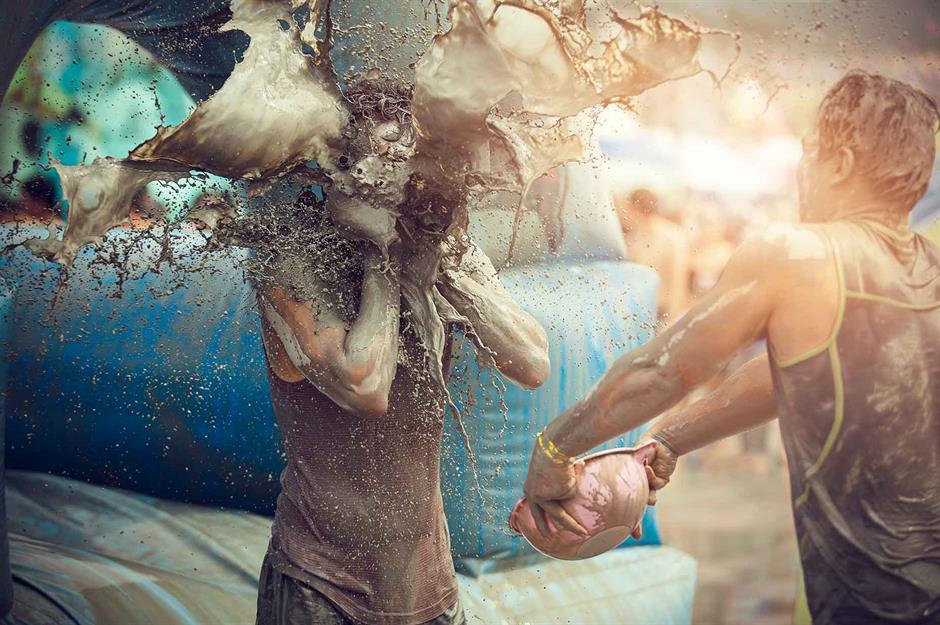 Lễ hội b&ugrave;n Boryeong, Boryeong, H&agrave;n Quốc H&agrave;ng triệu người tr&ecirc;n khắp thế giới đổ về bờ biển ph&iacute;a t&acirc;y của H&agrave;n Quốc để đến Boryeong v&agrave;o mỗi th&aacute;ng 7-8. Trong khi b&ugrave;n biển tự nhi&ecirc;n được biết đến với đặc t&iacute;nh chữa bệnh, l&yacute; do thực sự khiến nhiều người đổ về th&agrave;nh phố l&agrave; v&igrave; lễ hội b&ugrave;n k&eacute;o d&agrave;i một tuần . Tất cả mọi thứ - từ l&acirc;u đ&agrave;i nguy nga đến s&acirc;n b&oacute;ng - đều ngập trong b&ugrave;n. Ngo&agrave;i ra c&ograve;n c&oacute; c&aacute;c đường trượt b&ugrave;n, hồ bơi v&agrave; 'nh&agrave; t&ugrave;', nơi bạn chỉ cần n&eacute;m b&ugrave;n v&agrave;o nhau.