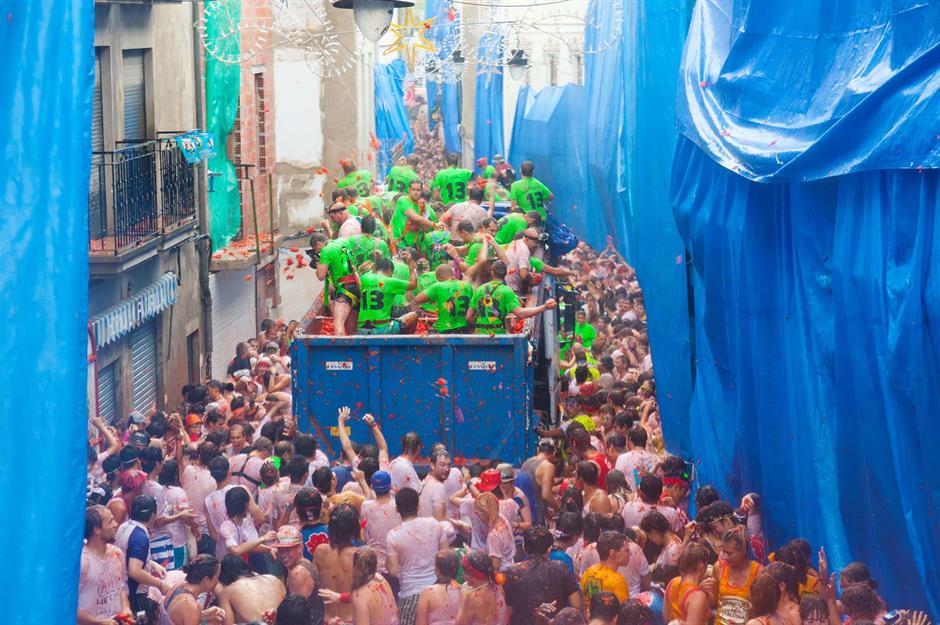 Lễ hội La Tomatina, Bu&ntilde;ol, T&acirc;y Ban Nha Được mệnh danh l&agrave; 'cuộc chiến ẩm thực lớn nhất thế giới', La Tomatina diễn ra v&agrave;o thứ 4 cuối c&ugrave;ng của th&aacute;ng 8. Ng&ocirc;i l&agrave;ng nhỏ Bu&ntilde;ol, gần Valencia, l&agrave; nơi tổ chức sự kiện hỗn loạn khi hơn 120 tấn c&agrave; chua qu&aacute; ch&iacute;n, chất lượng k&eacute;m được khoảng 22.000 người tham gia n&eacute;m v&agrave;o nhau (gấp đ&ocirc;i d&acirc;n số của l&agrave;ng). Bonanza ngon ngọt chỉ k&eacute;o d&agrave;i một giờ nhưng n&oacute; vẫn được coi l&agrave; một trong những lễ hội kỳ quặc v&agrave; vui nhộn nhất tr&ecirc;n thế giới.\