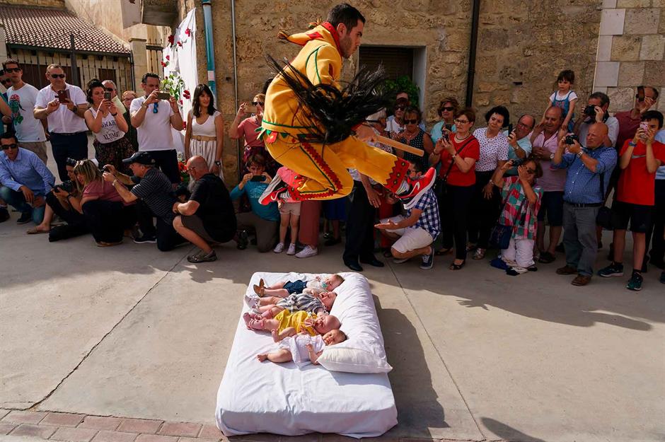 El Colacho, Castrillo de Murcia, T&acirc;y Ban Nha C&oacute; ni&ecirc;n đại từ những năm 1620, El Colacho l&agrave; sự pha trộn giữa t&iacute;n ngưỡng C&ocirc;ng gi&aacute;o v&agrave; ngoại gi&aacute;o v&agrave; c&oacute; thể bắt đầu như một nghi lễ sinh sản - nhưng điều đ&oacute; kh&ocirc;ng khiến n&oacute; bớt kỳ lạ hơn. Những đứa trẻ được sinh ra v&agrave;o năm trước được đặt tr&ecirc;n nệm trước khi những người mặc trang phục bắt đầu 'chuyến bay của quỷ dữ' l&ecirc;n ch&uacute;ng để tiếp nhận tội lỗi của ch&uacute;ng. Sau đ&oacute;, ch&uacute;ng được rắc những c&aacute;nh hoa hồng v&agrave; rất may, ch&uacute;ng đ&atilde; trở về với cha mẹ của ch&uacute;ng.