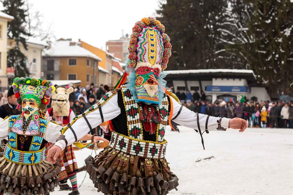 Lễ hội Kukeri, Bulgaria C&ograve;n được gọi l&agrave; lễ hội của những con qu&aacute;i vật, Lễ hội Kukeri ở Bulgaria rất vui nhưng hơi đ&aacute;ng sợ. (Hầu hết) những người đ&agrave;n &ocirc;ng ăn mặc trong những chiếc mặt nạ đ&aacute;ng sợ v&agrave; buộc những chiếc chu&ocirc;ng quanh eo để xua đuổi bất kỳ con qu&aacute;i vật thực sự n&agrave;o. Ở một số v&ugrave;ng của đất nước, họ c&ograve;n diễn những vở kịch h&agrave;i hước về đ&aacute;m cưới, m&ugrave;a m&agrave;ng v&agrave; c&aacute;c nghi lễ thi&ecirc;n nhi&ecirc;n.