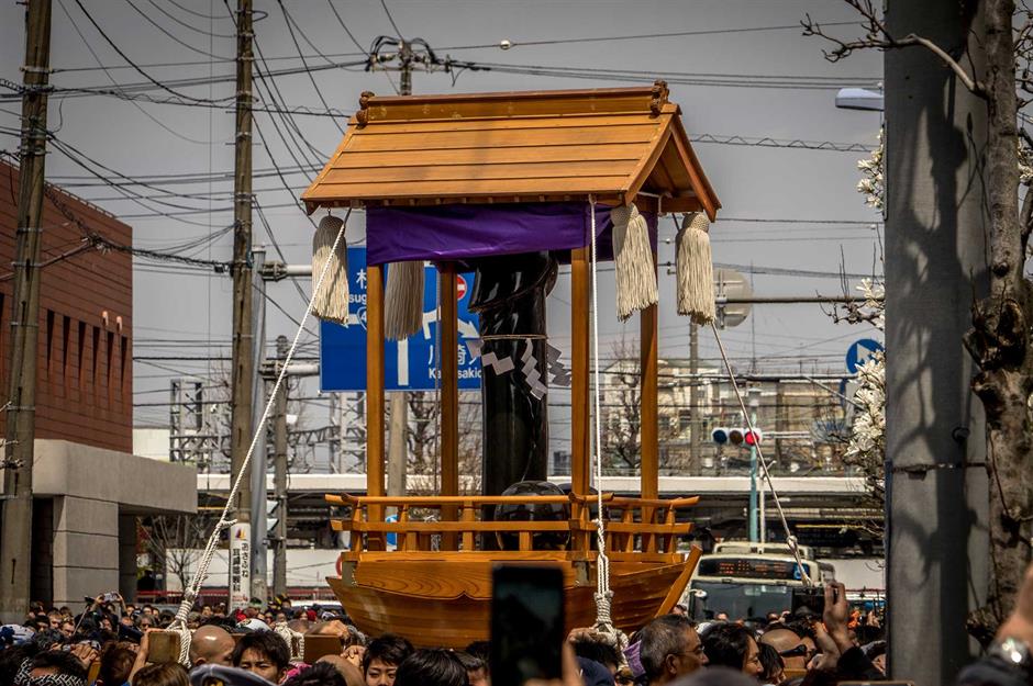 Kanamara Matsuri, Kawasaki, Nhật Bản Kanamara Matsuri c&oacute; một kh&ocirc;ng hai được tổ chức tại Kawasaki v&agrave;o Chủ nhật đầu ti&ecirc;n của th&aacute;ng Tư. Ba ng&ocirc;i đền di động được đưa dọc theo những con phố đ&ocirc;ng đ&uacute;c đến đền Kanayama, v&agrave; mặc d&ugrave; lễ hội l&agrave; một phần của truyền thống l&acirc;u đời, nhưng mục đ&iacute;ch v&agrave; gi&aacute; trị của n&oacute; đ&atilde; thay đổi theo thời gian. C&aacute;c chủ đề bắt nguồn từ khả năng sinh sản nhưng ng&agrave;y nay n&oacute; cũng bao gồm một số nh&oacute;m LGBTQ v&agrave; nhận thức về HIV. Dọc theo tuyến đường, bạn sẽ t&igrave;m thấy c&aacute;c gian h&agrave;ng thực phẩm, h&agrave;ng h&oacute;a v&agrave; phụ kiện theo chủ đề để kỷ niệm sự kiện n&agrave;y.