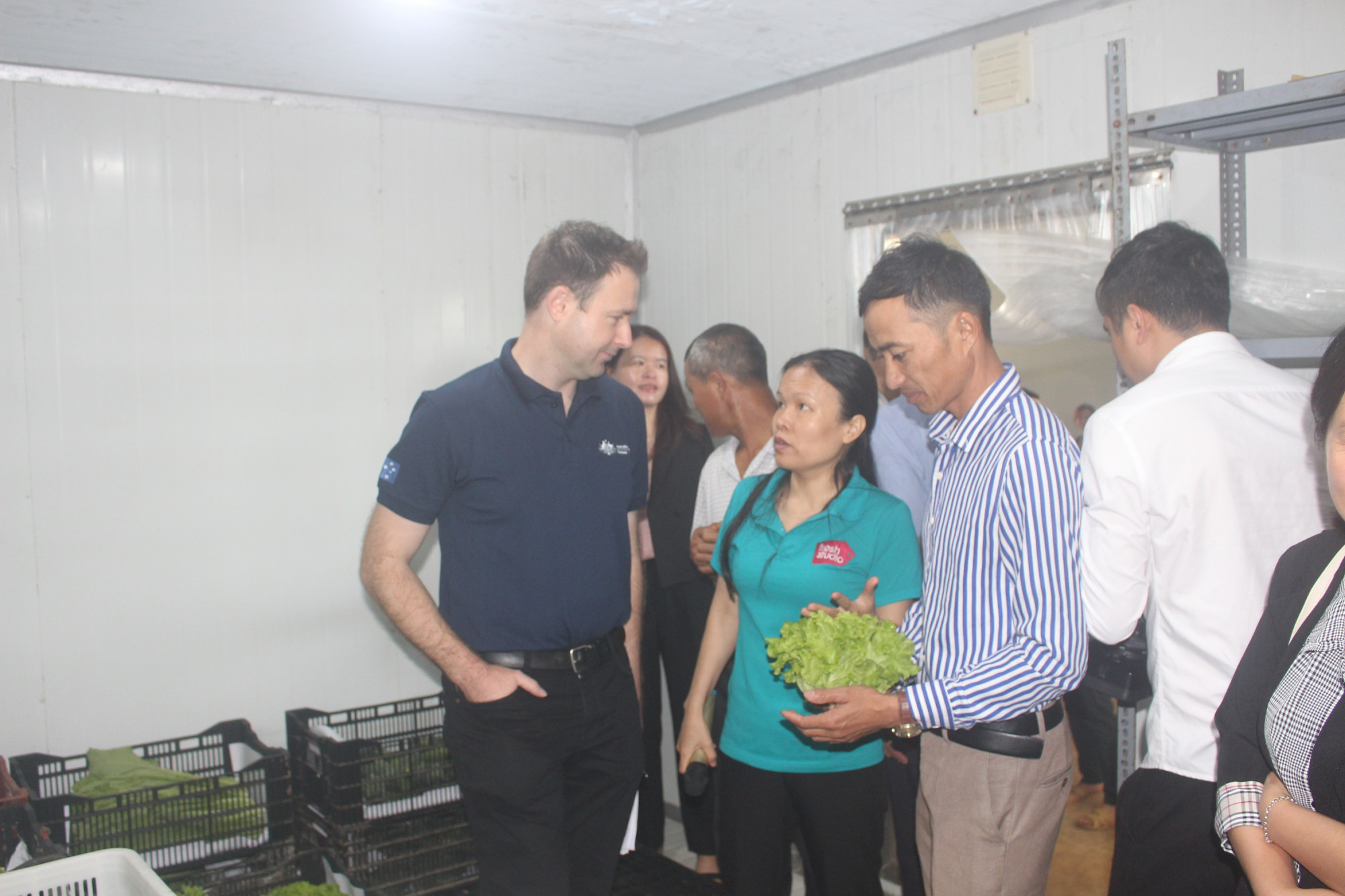 Ảnh 1: Đại diện dự &aacute;n tr&igrave;nh b&agrave;y với Tiến sĩ Kim Wimbush - Gi&aacute;m đốc Chương tr&igrave;nh Aus4Innovation - về những th&agrave;nh tựu của dự &aacute;n. Ảnh: ĐSQU